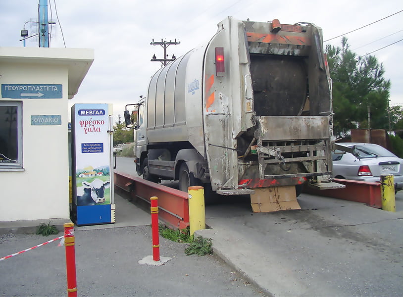 Είσοδος απορριμματοφόρου στο Σταθμό Μεταφόρτωσης.