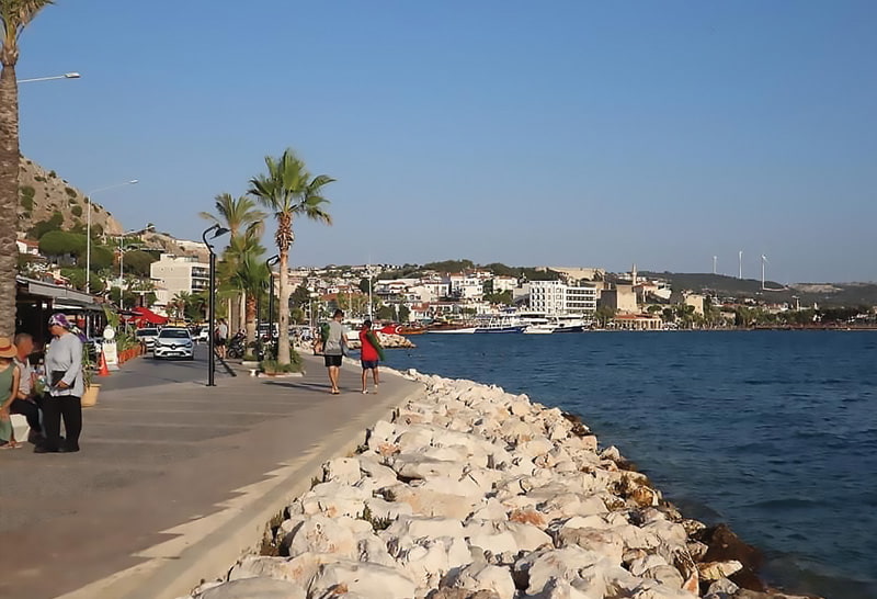 Εικ. 17. Μια συνήθης λύση βραχώδους όχθης - κυματοθραύστη σε παραλιακό μέτωπο της Σμύρνης.