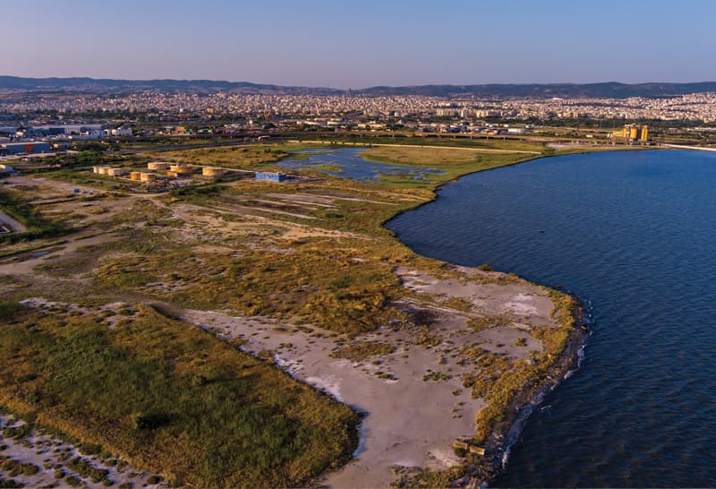 Εικ. 18 Και η άλλη εγκαταλειμμένη περιοχή του Καλοχωρίου δίπλα από το λιμάνι..