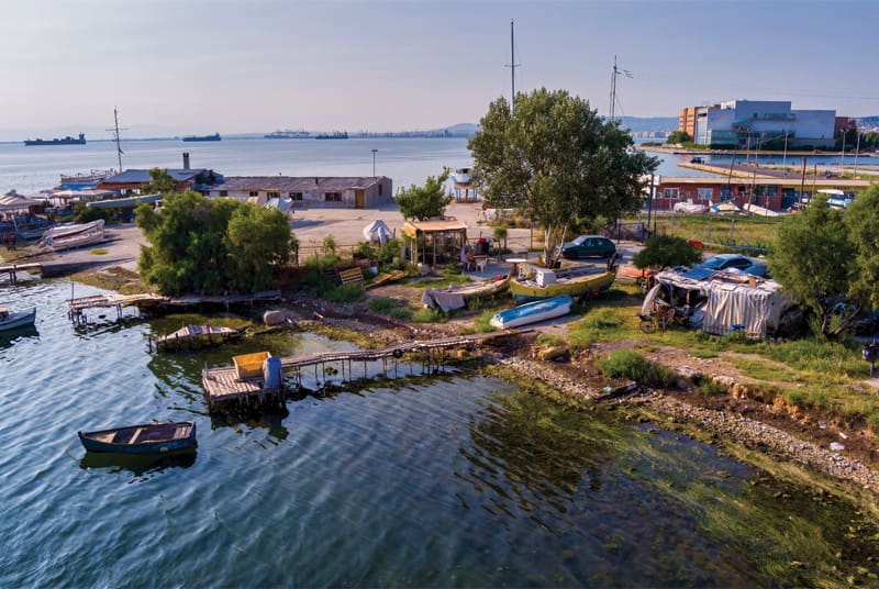 2. Μετά τη νέα παραλία, λίγα μέτρα από το Μέγαρο Μουσικής, σκουπίδια και αυτοσχέδια καταλύματα...