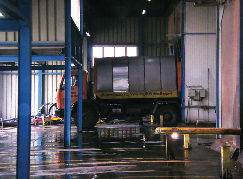 Προετοιμασία για εκφόρτωση στη χοάνη.