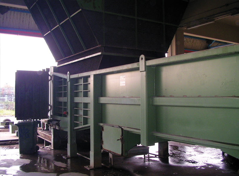 Χοάνη και πρέσα προς συμπίεση των απορριμμάτων.