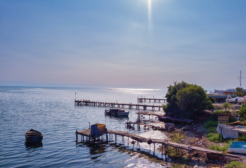 Εικ. 4 Μακροσκοπική εικόνα και διάφορα τμήματα του παραλιακού μετώπου μετά από το Μέγαρο Μουσικής, μπροστά από τα κτίρια της Express Service και μέχρι τον Ναυτικό Όμιλο