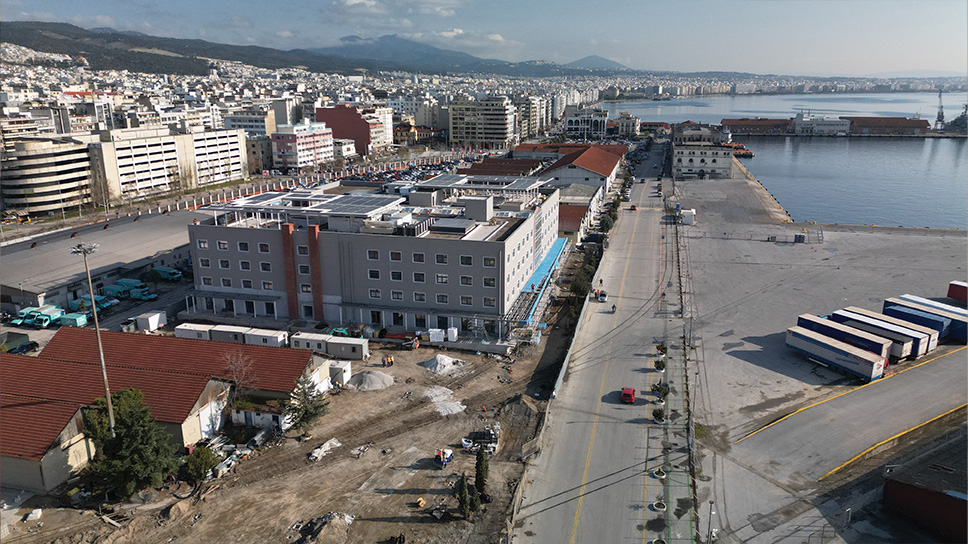 Αξιοποίηση του δώματος με διαμόρφωση σκιασμένων πολυλειτουργικών χώρων με θέα προς τη θάλασσα ή την πόλη